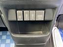 運転席と助手席の間にコンソールボックスが装備!細かいものの収納に便利ですね☆