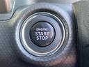 ［キーレスプッシュスタートシステム］リモコンキーが車内にある状態でブレーキを踏みながらボタンを押すだけで、エンジンのスタートが出来ます！