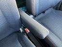 ［フロントアームレスト］シートの真ん中に肘掛が付いてますのでゆったり運転出来ます！