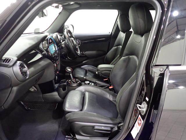 ＭＩＮＩ クーパーＳＤ　ジョンクーパーワークスＰＫＧ　純正ナビ　フルセグＴＶ　バックカメラ　コンフォートアクセス　ハーフレザー　シートヒーター　サンルーフ　Ｂｌｕｅｔｏｏｔｈ対応　ＬＥＤヘッドライト（9枚目）