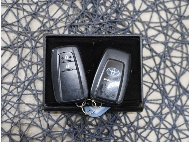 プリウス Ｓ　純正ＳＤナビ　バックカメラ　衝突被害軽減システム　レーダークルーズ　ＥＴＣ　ＬＥＤヘッドライト　オートハイビーム　オートライト　スマートキー（12枚目）