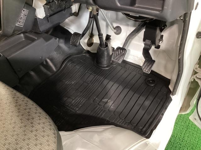 スクラムトラック 660 KC エアコン・パワステ 4WD 5MT ワンオーナー エアバッグ ABS パートタイム4WD 1オーナー パワステ付き 定期点検記録簿 運転席エアバッグ エアコン 助手席エアバッグ ABS(17枚目)