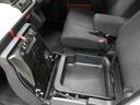 助手席シートの下には収納スペースが用意されております。