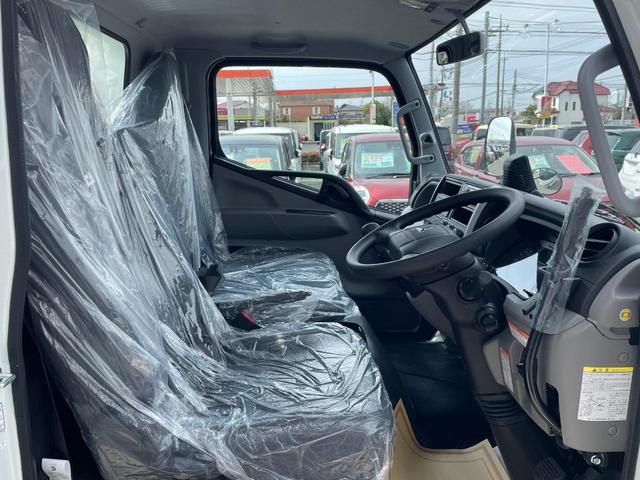 キャンター 　ターボ車　坂道発進補助装置　サイドガードアシスト　ＬＥＤヘッドランプ＆フォグランプ　衝突被害軽減ブレーキ　左電動格納ミラー　横滑り防止装置　ＡＢＳ　スマートキー　ブルートゥース　ＡＵＸ　ＵＳＢ　禁煙車（10枚目）