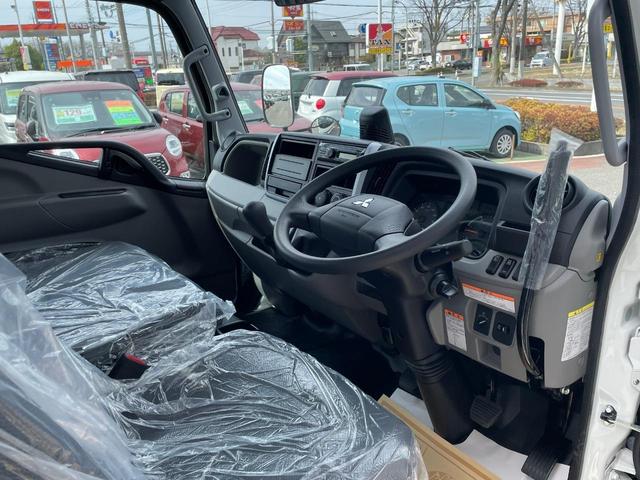 キャンター 　ターボ車　坂道発進補助装置　サイドガードアシスト　ＬＥＤヘッドランプ＆フォグランプ　衝突被害軽減ブレーキ　左電動格納ミラー　横滑り防止装置　ＡＢＳ　スマートキー　ブルートゥース　ＡＵＸ　ＵＳＢ　禁煙車（11枚目）