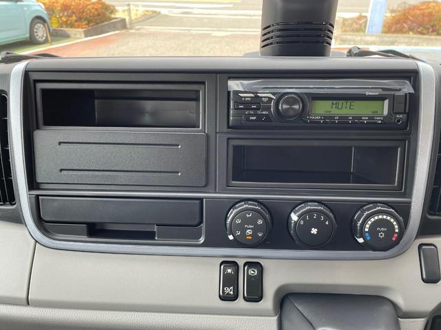 キャンター 　ターボ車　坂道発進補助装置　サイドガードアシスト　ＬＥＤヘッドランプ＆フォグランプ　衝突被害軽減ブレーキ　左電動格納ミラー　横滑り防止装置　ＡＢＳ　スマートキー　ブルートゥース　ＡＵＸ　ＵＳＢ　禁煙車（17枚目）