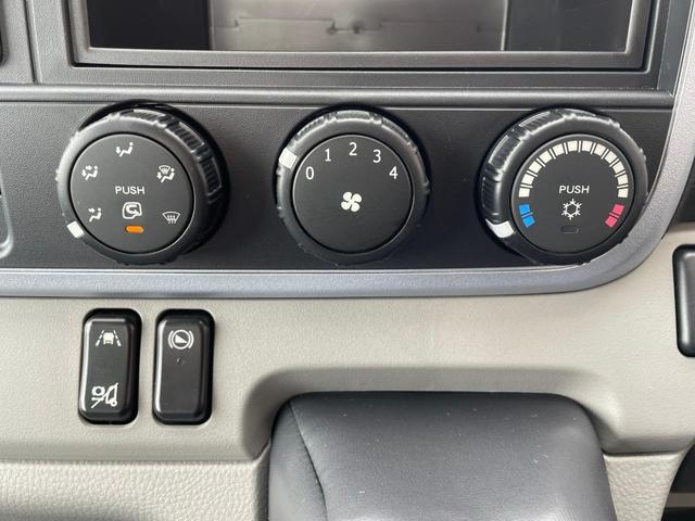 キャンター 　ターボ車　坂道発進補助装置　サイドガードアシスト　ＬＥＤヘッドランプ＆フォグランプ　衝突被害軽減ブレーキ　左電動格納ミラー　横滑り防止装置　ＡＢＳ　スマートキー　ブルートゥース　ＡＵＸ　ＵＳＢ　禁煙車（19枚目）