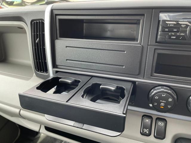 キャンター 　ターボ車　坂道発進補助装置　サイドガードアシスト　ＬＥＤヘッドランプ＆フォグランプ　衝突被害軽減ブレーキ　左電動格納ミラー　横滑り防止装置　ＡＢＳ　スマートキー　ブルートゥース　ＡＵＸ　ＵＳＢ　禁煙車（20枚目）