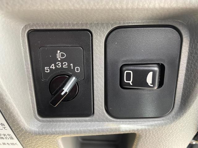 キャンター 　ターボ車　坂道発進補助装置　サイドガードアシスト　ＬＥＤヘッドランプ＆フォグランプ　衝突被害軽減ブレーキ　左電動格納ミラー　横滑り防止装置　ＡＢＳ　スマートキー　ブルートゥース　ＡＵＸ　ＵＳＢ　禁煙車（25枚目）