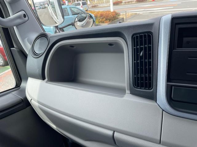 キャンター 　ターボ車　坂道発進補助装置　サイドガードアシスト　ＬＥＤヘッドランプ＆フォグランプ　衝突被害軽減ブレーキ　左電動格納ミラー　横滑り防止装置　ＡＢＳ　スマートキー　ブルートゥース　ＡＵＸ　ＵＳＢ　禁煙車（28枚目）