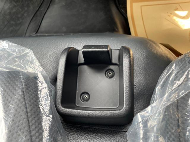 キャンター 　ターボ車　坂道発進補助装置　サイドガードアシスト　ＬＥＤヘッドランプ＆フォグランプ　衝突被害軽減ブレーキ　左電動格納ミラー　横滑り防止装置　ＡＢＳ　スマートキー　ブルートゥース　ＡＵＸ　ＵＳＢ　禁煙車（29枚目）