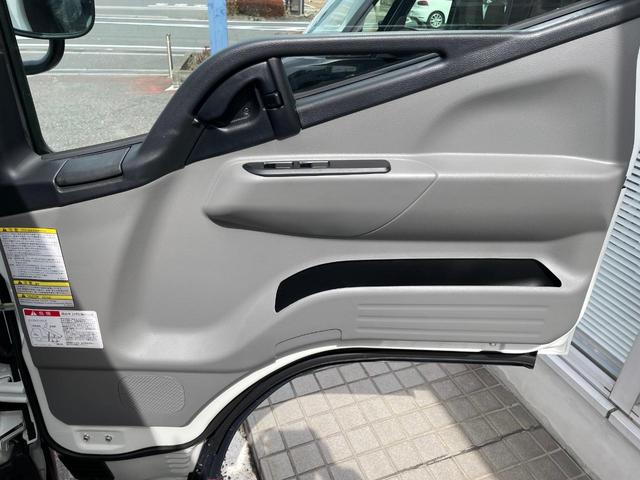 キャンター 　ターボ車　坂道発進補助装置　サイドガードアシスト　ＬＥＤヘッドランプ＆フォグランプ　衝突被害軽減ブレーキ　左電動格納ミラー　横滑り防止装置　ＡＢＳ　スマートキー　ブルートゥース　ＡＵＸ　ＵＳＢ　禁煙車（32枚目）