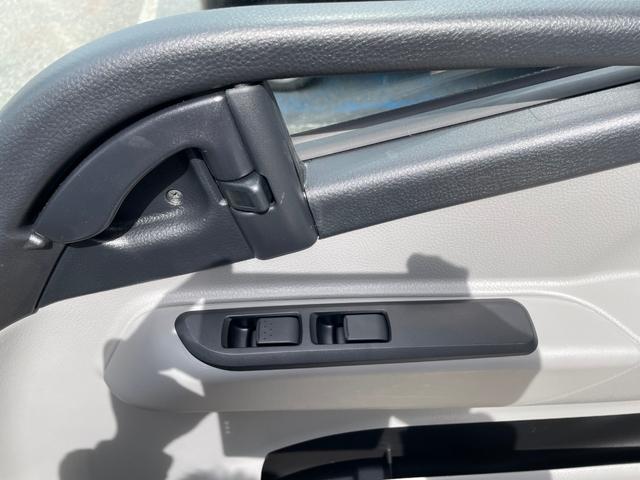 キャンター 　ターボ車　坂道発進補助装置　サイドガードアシスト　ＬＥＤヘッドランプ＆フォグランプ　衝突被害軽減ブレーキ　左電動格納ミラー　横滑り防止装置　ＡＢＳ　スマートキー　ブルートゥース　ＡＵＸ　ＵＳＢ　禁煙車（33枚目）