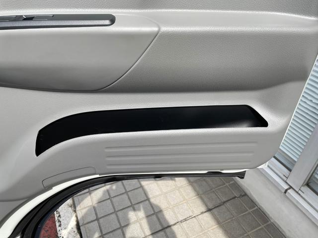 キャンター 　ターボ車　坂道発進補助装置　サイドガードアシスト　ＬＥＤヘッドランプ＆フォグランプ　衝突被害軽減ブレーキ　左電動格納ミラー　横滑り防止装置　ＡＢＳ　スマートキー　ブルートゥース　ＡＵＸ　ＵＳＢ　禁煙車（34枚目）