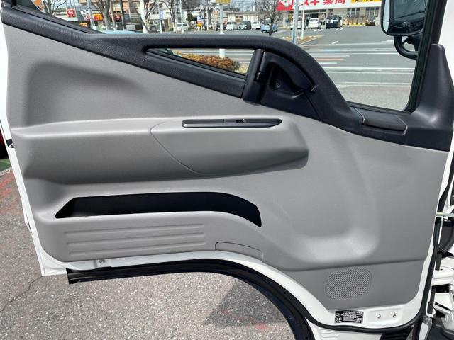 キャンター 　ターボ車　坂道発進補助装置　サイドガードアシスト　ＬＥＤヘッドランプ＆フォグランプ　衝突被害軽減ブレーキ　左電動格納ミラー　横滑り防止装置　ＡＢＳ　スマートキー　ブルートゥース　ＡＵＸ　ＵＳＢ　禁煙車（36枚目）