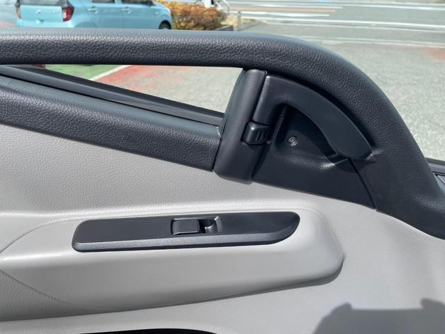 キャンター 　ターボ車　坂道発進補助装置　サイドガードアシスト　ＬＥＤヘッドランプ＆フォグランプ　衝突被害軽減ブレーキ　左電動格納ミラー　横滑り防止装置　ＡＢＳ　スマートキー　ブルートゥース　ＡＵＸ　ＵＳＢ　禁煙車（37枚目）