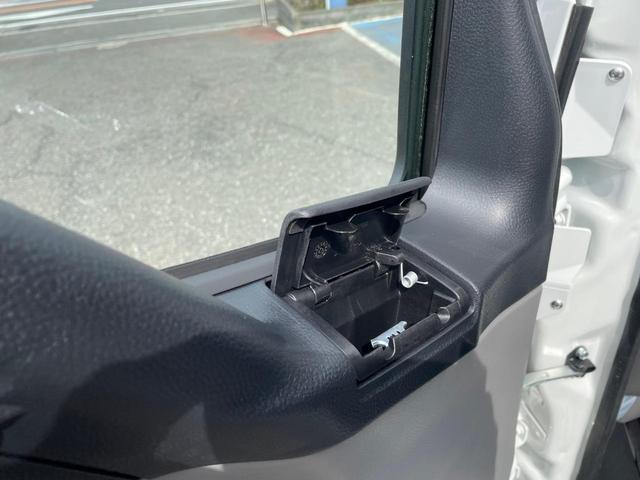 キャンター 　ターボ車　坂道発進補助装置　サイドガードアシスト　ＬＥＤヘッドランプ＆フォグランプ　衝突被害軽減ブレーキ　左電動格納ミラー　横滑り防止装置　ＡＢＳ　スマートキー　ブルートゥース　ＡＵＸ　ＵＳＢ　禁煙車（39枚目）