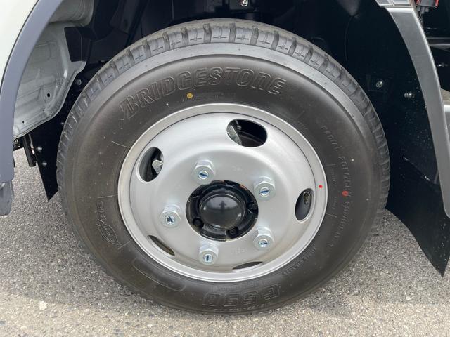 キャンター 　ターボ車　坂道発進補助装置　サイドガードアシスト　ＬＥＤヘッドランプ＆フォグランプ　衝突被害軽減ブレーキ　左電動格納ミラー　横滑り防止装置　ＡＢＳ　スマートキー　ブルートゥース　ＡＵＸ　ＵＳＢ　禁煙車（46枚目）