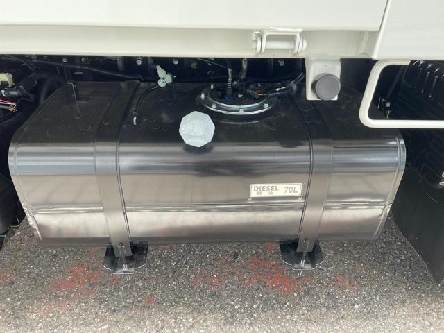 キャンター 　ターボ車　坂道発進補助装置　サイドガードアシスト　ＬＥＤヘッドランプ＆フォグランプ　衝突被害軽減ブレーキ　左電動格納ミラー　横滑り防止装置　ＡＢＳ　スマートキー　ブルートゥース　ＡＵＸ　ＵＳＢ　禁煙車（48枚目）