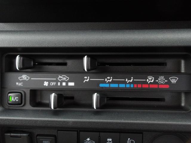 ハイゼットトラック ハイルーフ　届出済未使用車　切替式４ＷＤ　禁煙車　Ｗエアバック　マニュアルエアコン　オートライト　パワステ　横滑防止装置　衝突被害軽減装置　衝突安全ボディ（12枚目）
