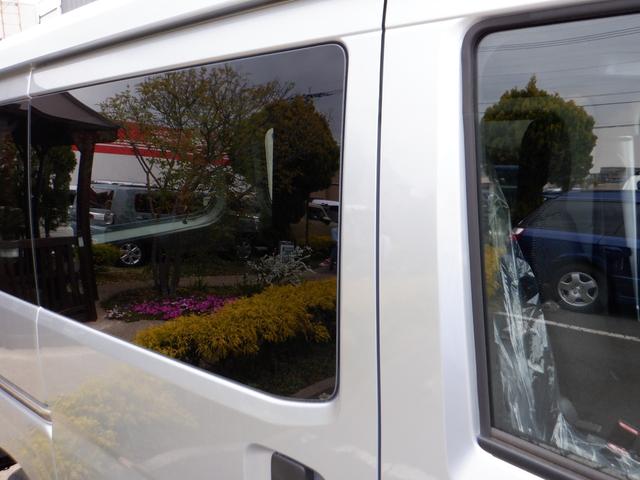 ハイゼットカーゴ ＤＸ　届出済未使用車　オートライト　リアパーキングセンサー　運転席助手席ＰＷ　両側スライドドア　　マニュアルエアコン　キーレス　　衝突軽減システム　両席エアバッグ　オートマチックハイビーム　安全ボディ（17枚目）