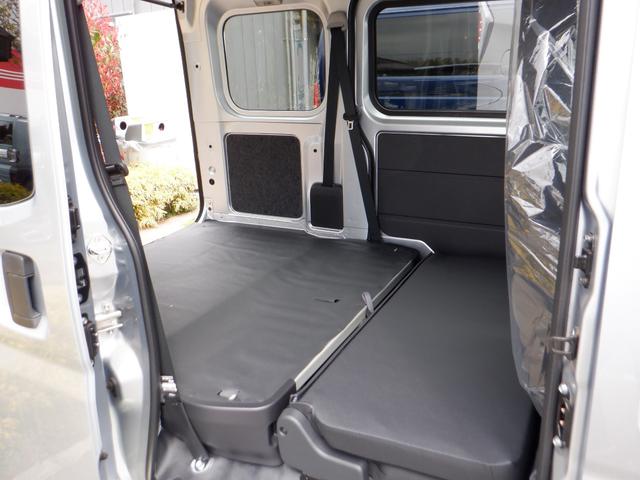 ハイゼットカーゴ ＤＸ　届出済未使用車　オートライト　リアパーキングセンサー　運転席助手席ＰＷ　両側スライドドア　　マニュアルエアコン　キーレス　　衝突軽減システム　両席エアバッグ　オートマチックハイビーム　安全ボディ（20枚目）