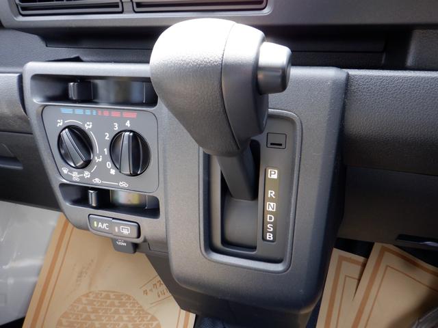 ハイゼットカーゴ ＤＸ　届出済未使用車　オートライト　リアパーキングセンサー　運転席助手席ＰＷ　両側スライドドア　　マニュアルエアコン　キーレス　　衝突軽減システム　両席エアバッグ　オートマチックハイビーム　安全ボディ（19枚目）