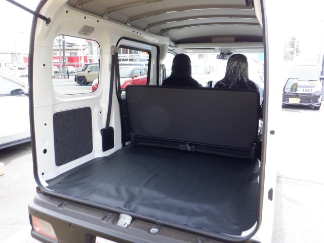 ハイゼットカーゴ ＤＸ　届出済未使用車　オートライト　リアパーキングセンサー　運転席助手席ＰＷ　両側スライドドア　　マニュアルエアコン　キーレス　　衝突軽減システム　両席エアバッグ　オートマチックハイビーム　安全ボディ（21枚目）
