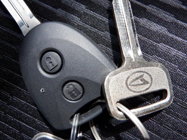 ハイゼットカーゴ ＤＸ　届出済未使用車　オートライト　リアパーキングセンサー　運転席助手席ＰＷ　両側スライドドア　　マニュアルエアコン　キーレス　　衝突軽減システム　両席エアバッグ　オートマチックハイビーム　安全ボディ（33枚目）