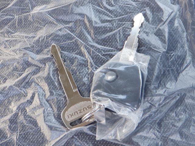 アルト Ｌ　届出済未使用車　車線逸脱防止　キーレスリモコン　シートヒータ　Ｐセンサー　禁煙　電動格納式ミラー　盗難警報装置　マニュアルエアコン　パワーステアリング　パワーウインドウ　サイドエアバッグ　エアバック（29枚目）