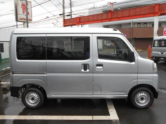 ハイゼットカーゴ ＤＸ　届出済未使用車　禁煙　安全ボディ　セキュリティアラーム　キーレスキー　両側スライドドア　パワーウインドウ　エコアイドル　マニュアルエアコン　両席エアバッグ　パワーステアリング　ＡＢＳ　運転席エアバッグ（6枚目）