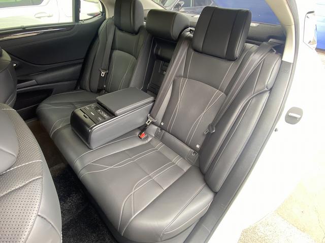 ES ES300h バージョンL サンルーフ・フルセグナビ・全周囲カメラ・BTオーディオ・18AW・黒革シート・ベンチレーション・LEDライト・ステアリングヒーター・レーダークルーズ・BSM・レクサスセーフティS・ミラーレスドアミラー(5枚目)