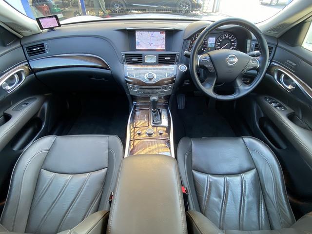 シーマ ハイブリッド　ＶＩＰ　サンルーフ・フルセグナビ・サイド／バックカメラ・ＢＴオーディオ・１８ＡＷ・黒革シート・ベンチレーション・ＨＩＤライト・フォグ・レーダークルーズ・Ｒサンシェード・ＥＴＣ・ドアバイザー・ローダウン（3枚目）