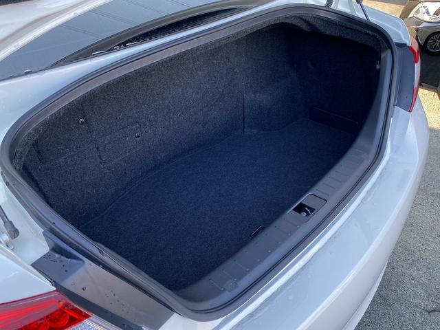 シーマ ハイブリッド　ＶＩＰ　サンルーフ・フルセグナビ・サイド／バックカメラ・ＢＴオーディオ・１８ＡＷ・黒革シート・ベンチレーション・ＨＩＤライト・フォグ・レーダークルーズ・Ｒサンシェード・ＥＴＣ・ドアバイザー・ローダウン（6枚目）