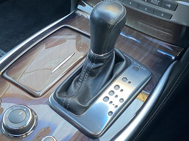 シーマ ハイブリッド　ＶＩＰ　サンルーフ・フルセグナビ・サイド／バックカメラ・ＢＴオーディオ・１８ＡＷ・黒革シート・ベンチレーション・ＨＩＤライト・フォグ・レーダークルーズ・Ｒサンシェード・ＥＴＣ・ドアバイザー・ローダウン（9枚目）