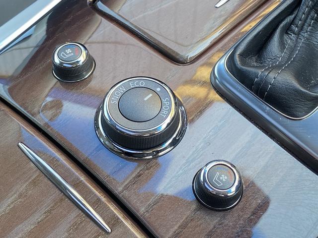 シーマ ハイブリッド　ＶＩＰ　サンルーフ・フルセグナビ・サイド／バックカメラ・ＢＴオーディオ・１８ＡＷ・黒革シート・ベンチレーション・ＨＩＤライト・フォグ・レーダークルーズ・Ｒサンシェード・ＥＴＣ・ドアバイザー・ローダウン（10枚目）