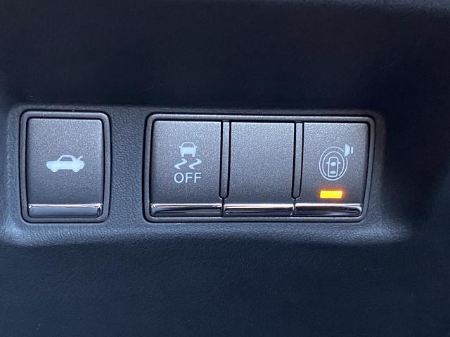 シーマ ハイブリッド　ＶＩＰ　サンルーフ・フルセグナビ・サイド／バックカメラ・ＢＴオーディオ・１８ＡＷ・黒革シート・ベンチレーション・ＨＩＤライト・フォグ・レーダークルーズ・Ｒサンシェード・ＥＴＣ・ドアバイザー・ローダウン（12枚目）