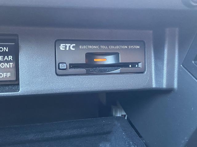 シーマ ハイブリッド　ＶＩＰ　サンルーフ・フルセグナビ・サイド／バックカメラ・ＢＴオーディオ・１８ＡＷ・黒革シート・ベンチレーション・ＨＩＤライト・フォグ・レーダークルーズ・Ｒサンシェード・ＥＴＣ・ドアバイザー・ローダウン（13枚目）