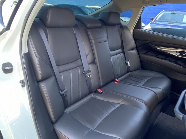 シーマ ハイブリッド　ＶＩＰ　サンルーフ・フルセグナビ・サイド／バックカメラ・ＢＴオーディオ・１８ＡＷ・黒革シート・ベンチレーション・ＨＩＤライト・フォグ・レーダークルーズ・Ｒサンシェード・ＥＴＣ・ドアバイザー・ローダウン（25枚目）