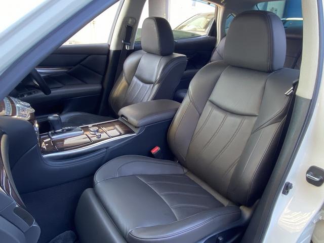 シーマ ハイブリッド　ＶＩＰ　サンルーフ・フルセグナビ・サイド／バックカメラ・ＢＴオーディオ・１８ＡＷ・黒革シート・ベンチレーション・ＨＩＤライト・フォグ・レーダークルーズ・Ｒサンシェード・ＥＴＣ・ドアバイザー・ローダウン（26枚目）