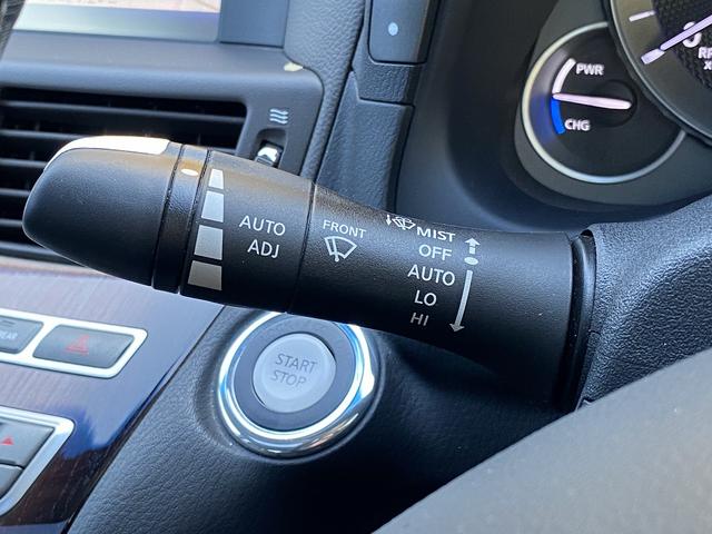 シーマ ハイブリッド　ＶＩＰ　サンルーフ・フルセグナビ・サイド／バックカメラ・ＢＴオーディオ・１８ＡＷ・黒革シート・ベンチレーション・ＨＩＤライト・フォグ・レーダークルーズ・Ｒサンシェード・ＥＴＣ・ドアバイザー・ローダウン（30枚目）