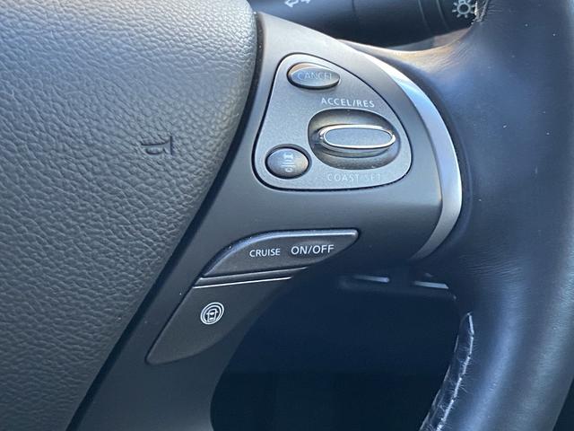 シーマ ハイブリッド　ＶＩＰ　サンルーフ・フルセグナビ・サイド／バックカメラ・ＢＴオーディオ・１８ＡＷ・黒革シート・ベンチレーション・ＨＩＤライト・フォグ・レーダークルーズ・Ｒサンシェード・ＥＴＣ・ドアバイザー・ローダウン（33枚目）