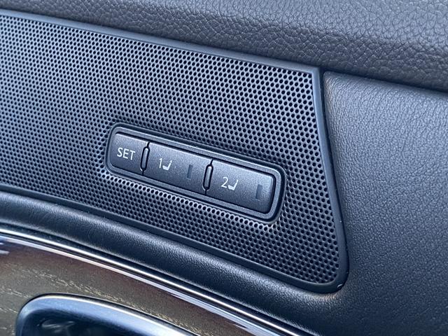 シーマ ハイブリッド　ＶＩＰ　サンルーフ・フルセグナビ・サイド／バックカメラ・ＢＴオーディオ・１８ＡＷ・黒革シート・ベンチレーション・ＨＩＤライト・フォグ・レーダークルーズ・Ｒサンシェード・ＥＴＣ・ドアバイザー・ローダウン（34枚目）