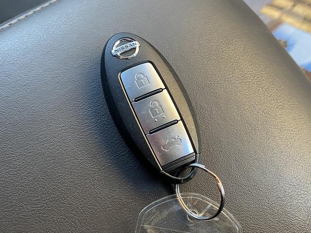 シーマ ハイブリッド　ＶＩＰ　サンルーフ・フルセグナビ・サイド／バックカメラ・ＢＴオーディオ・１８ＡＷ・黒革シート・ベンチレーション・ＨＩＤライト・フォグ・レーダークルーズ・Ｒサンシェード・ＥＴＣ・ドアバイザー・ローダウン（37枚目）