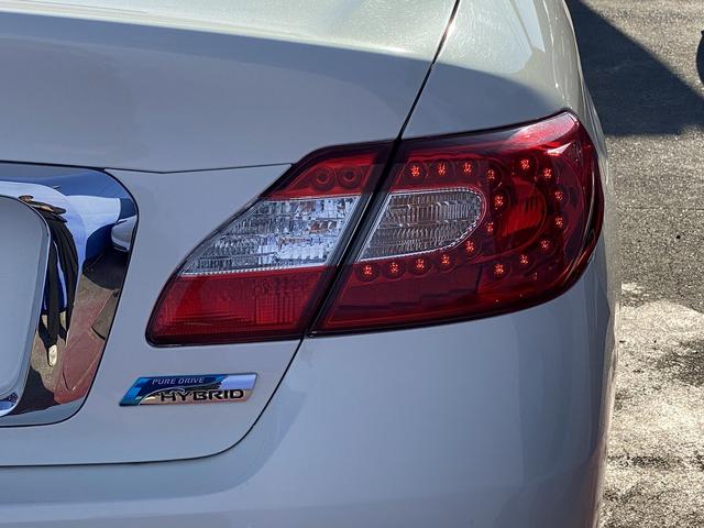 シーマ ハイブリッド　ＶＩＰ　サンルーフ・フルセグナビ・サイド／バックカメラ・ＢＴオーディオ・１８ＡＷ・黒革シート・ベンチレーション・ＨＩＤライト・フォグ・レーダークルーズ・Ｒサンシェード・ＥＴＣ・ドアバイザー・ローダウン（52枚目）