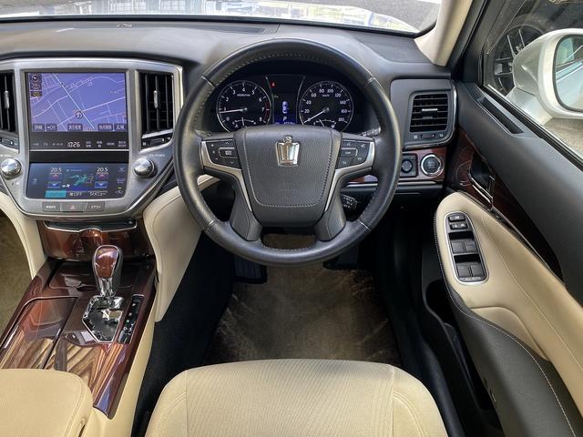 クラウン ロイヤルサルーン ワンオーナー・フルセグナビ・バックカメラ・BTオーディオ・16AW・パワーシート・HIDライト・フォグライト・クルーズコントロール・コーナーセンサー・トランクイージークローザー・ETC・ドアバイザー(10枚目)