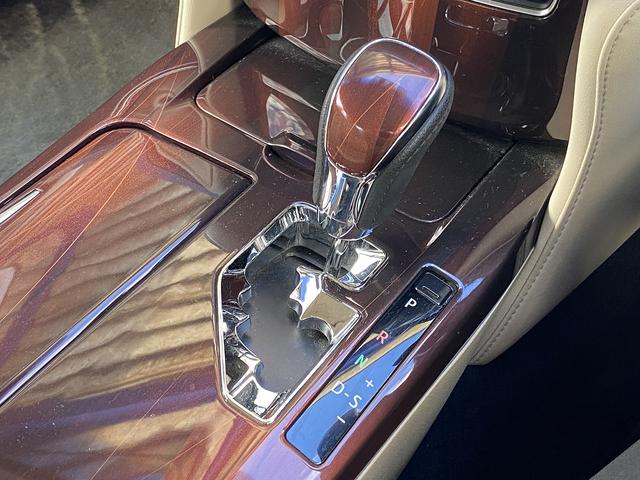 クラウン ロイヤルサルーン ワンオーナー・フルセグナビ・バックカメラ・BTオーディオ・16AW・パワーシート・HIDライト・フォグライト・クルーズコントロール・コーナーセンサー・トランクイージークローザー・ETC・ドアバイザー(12枚目)