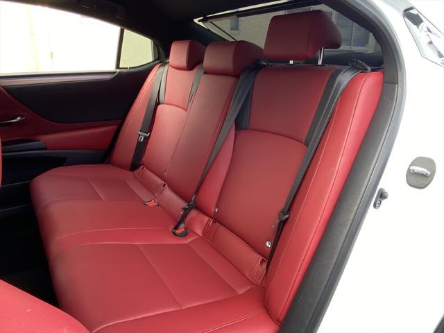 ＥＳ ＥＳ３００ｈ　Ｆスポーツ　サンルーフ・フルセグナビ・バックカメラ・ＢＴオーディオ・１９ＡＷ・赤革シート・ベンチレーション・ＬＥＤライト・フォグ・レーダークルーズ・ステアリングヒーター・ＥＴＣ・レクサスセーフティシステム・ＢＳＭ（5枚目）