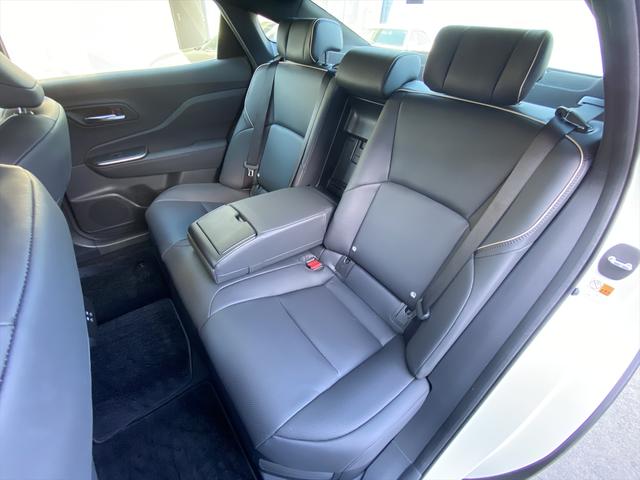 クラウンクロスオーバー Ｇアドバンスド・レザーパッケージ　フルセグＴＶ・全周囲カメラ・２１ＡＷ・黒革シート・ベンチレーション・デジタルミラー・ＬＥＤライト・ステアリングヒーター・レーダークルーズ・パワーテールゲート・ＥＴＣ・セーフティセンス・ＢＳＭ・ＨＵＤ（5枚目）