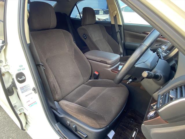 クラウン ロイヤルサルーン　フルセグナビ・バックカメラ・ＢＴオーディオ・１９ＡＷ・パワーシート・ＨＩＤライト・フォグ・コーナーセンサー・本革巻ステア・レーダークルーズ・ＥＴＣ・ドアバイザー・フロアマット・プリクラッシュセーフティ（4枚目）